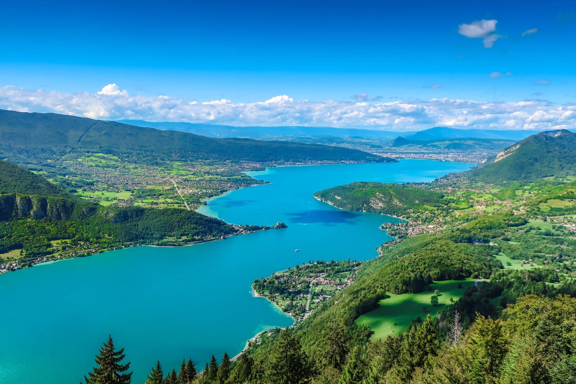 Vue aérienne du lac d'Annecy entre les montagnes de Haute-Savoie